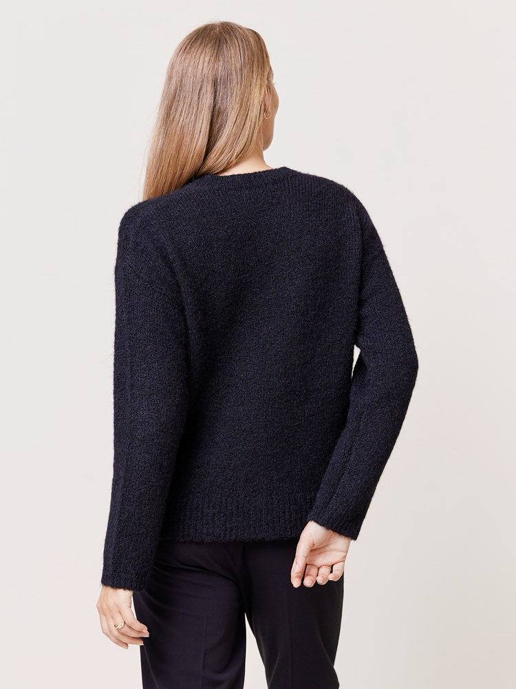 Kallie genser 7509917_CAB-VAVITE-W24-Modell-Back_chn=match_8330_Kallie genser CAB_Kallie genser CAB 7509917.jpg_Back||Back