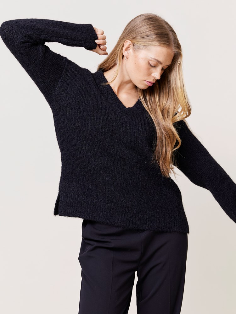 Kallie genser 7509917_CAB-VAVITE-W24-Modell-Front_chn=match_3981_Kallie genser CAB_Kallie genser CAB 7509917.jpg_Front||Front