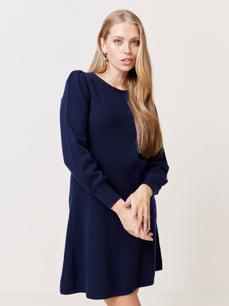 Sandy kjole 7509943_EM1-VAVITE-W24-Modell-Front_chn=match_2048_Sandy kjole EM1_Sandy kjole EM1 7509943.jpg_Front||Front