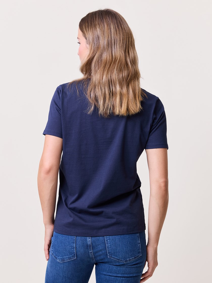 7510026 EM1 7510026_EM1-VAVITE-NOS-Modell-Back_chn=match_8530_Olivia rundhals t-skjorte EM1.jpg_Back||Back