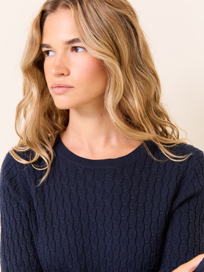 7510038 EM6 7510038_EM6-JEANPAUL-S25-Modell-Front_1891_Sofie genser EM6.jpg_Front||Front