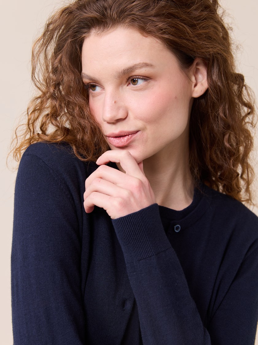 7510040 EM6 7510040_EM6-JEANPAUL-S25-Modell-Front_1529 (1)_Agnes cardigan EM6.jpg_