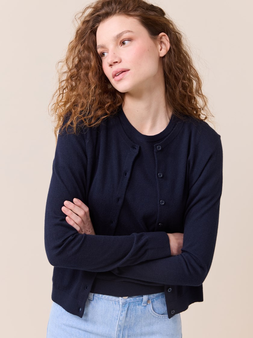 7510040 EM6 7510040_EM6-JEANPAUL-S25-Modell-Front_1529 (3)_Agnes cardigan EM6.jpg_