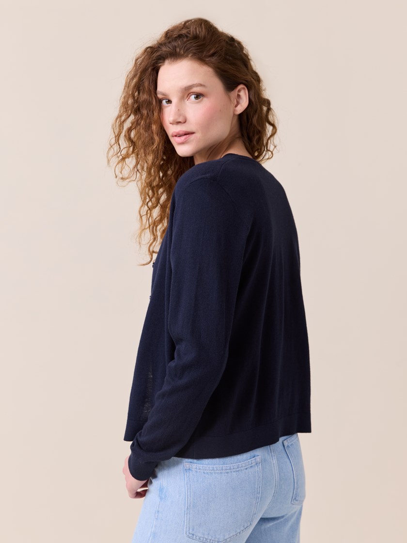 7510040 EM6 7510040_EM6-JEANPAUL-S25-Modell-Front_3653 (3)_Agnes cardigan EM6.jpg_
