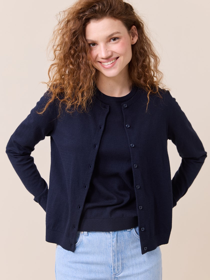 7510040 EM6 7510040_EM6-JEANPAUL-S25-Modell-Front_3653 (4)_Agnes cardigan EM6.jpg_
