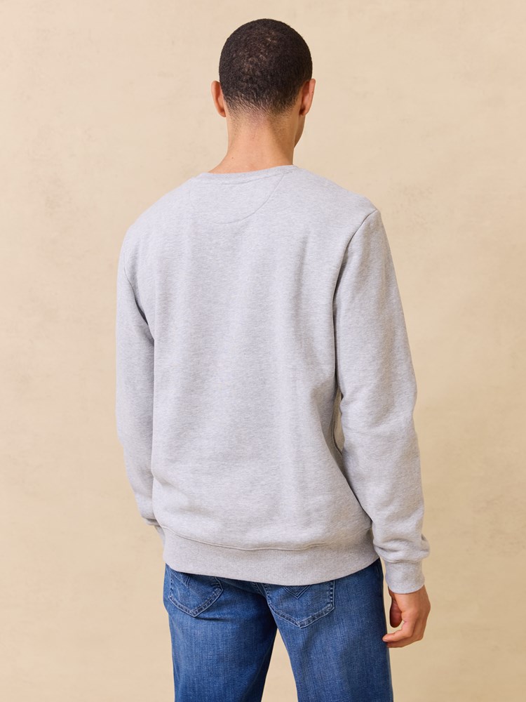 Royan collegegenser 7510045_IEB-JEANPAUL-S25-Modell-Front_2091_Royan collegegenser IEB.jpg_