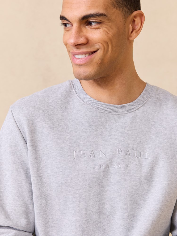 Royan collegegenser 7510045_IEB-JEANPAUL-S25-Modell-Front_4673_Royan collegegenser IEB.jpg_