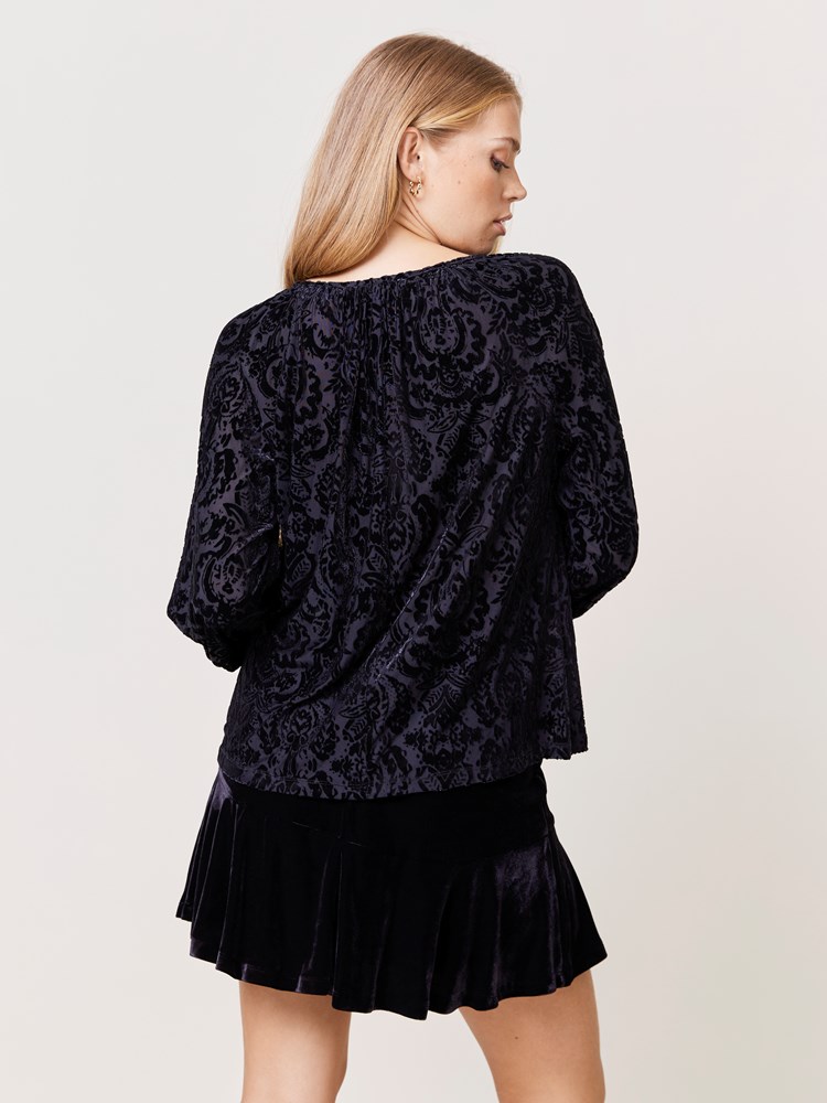 Arabella topp 7510095_CAB-VAVITE-W24-Modell-Back_chn=match_5311_Arabella topp CAB_Arabella topp CAB 7510095.jpg_Back||Back