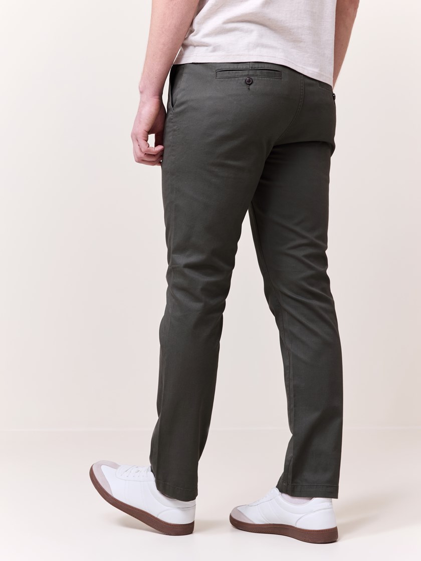 7510096 R83 7510096_R83-REDFORD-S25-Modell-Back_chn=match_605_Christer chinos R83.jpg_