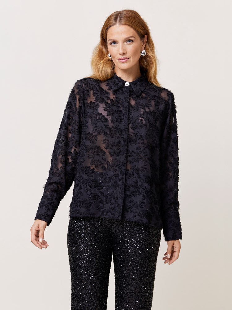 Gracie skjorte 7510216_CAB-MARIEPHILIPPE-W24-Modell-Front_chn=match_8207_Gracie skjorte CAB_Gracie skjorte CAB 7510216.jpg_Front||Front