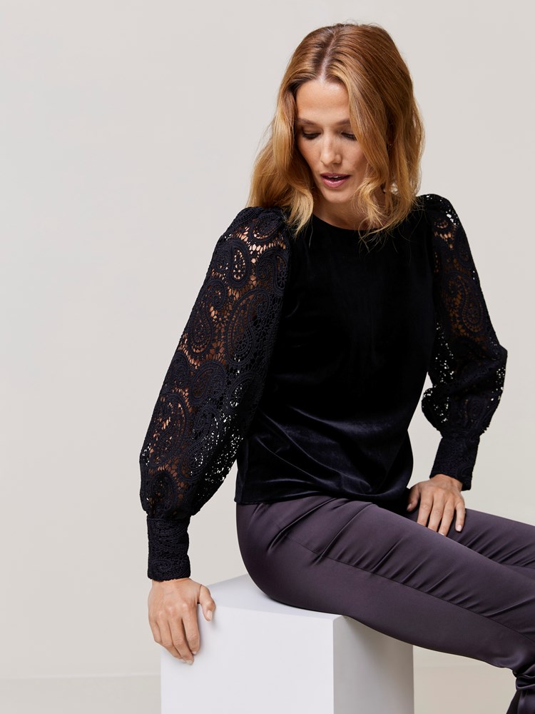 Ingrid velourtopp 7510240_CAB-MARIEPHILIPPE-W24-Modell-Front_chn=match_9661_Ingrid velourtopp CAB_Ingrid velourtopp CAB 7510240.jpg_Front||Front