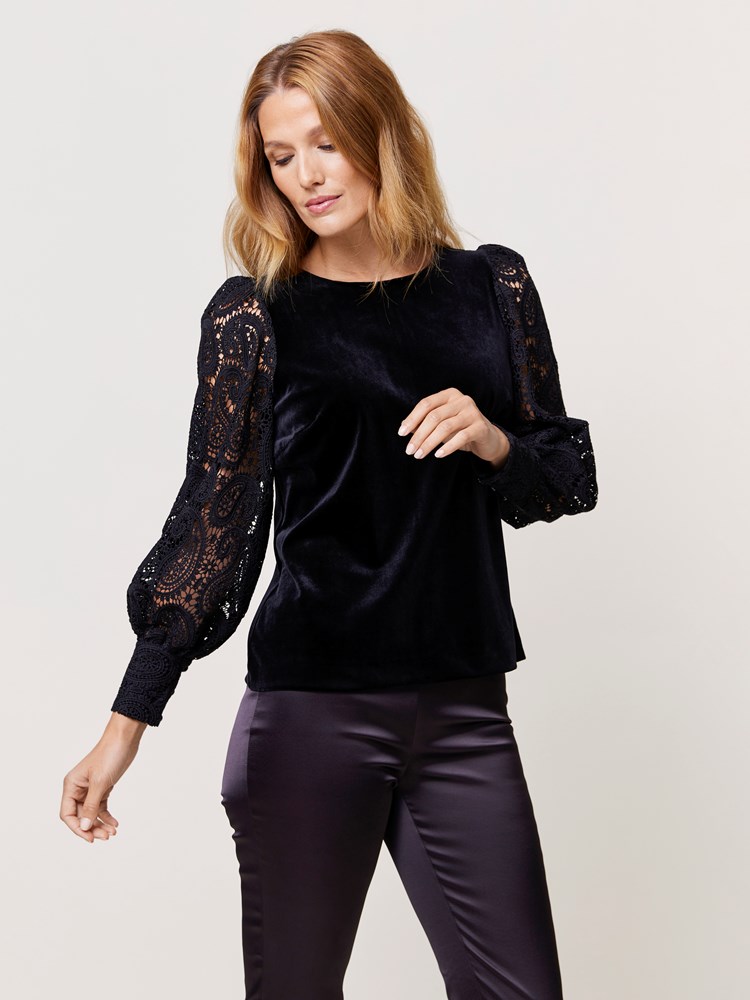 Ingrid velourtopp 7510240_CAB-MARIEPHILIPPE-W24-Modell-Front_chn=match_9664_Ingrid velourtopp CAB_Ingrid velourtopp CAB 7510240.jpg_Front||Front