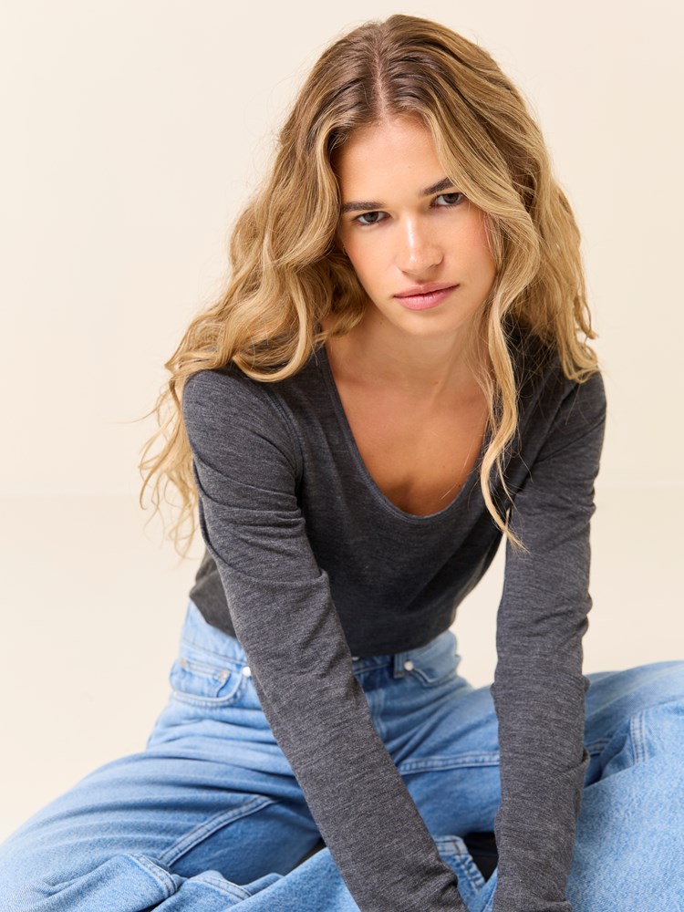 Inaya topp 7510254_I7C-JEANPAUL-W24-Modell-Front_4123_Inaya topp I7C_Inaya topp I7C 7510254.jpg_Front||Front