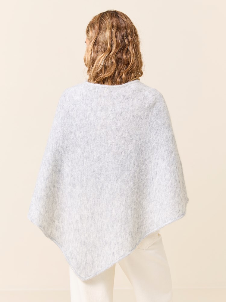 Lone poncho 7510276_IEB-JEANPAUL-W24-Modell-Front_3022_Lone poncho IEB_Lone poncho IEB 7510276.jpg_Front