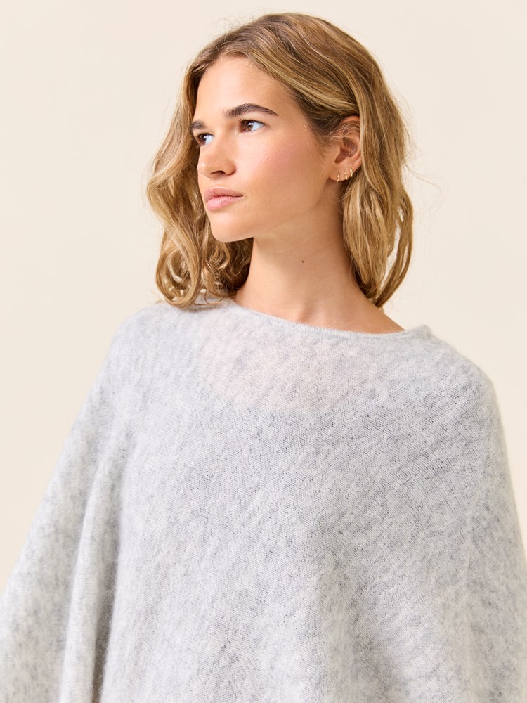 Lone poncho 7510276_IEB-JEANPAUL-W24-Modell-Front_5458_Lone poncho IEB_Lone poncho IEB 7510276.jpg_Front