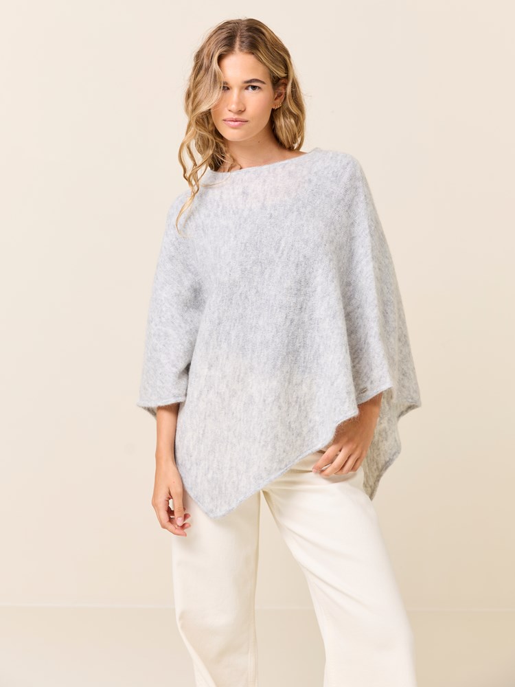 Lone poncho 7510276_IEB-JEANPAUL-W24-Modell-Front_7061_Lone poncho IEB_Lone poncho IEB 7510276.jpg_Front
