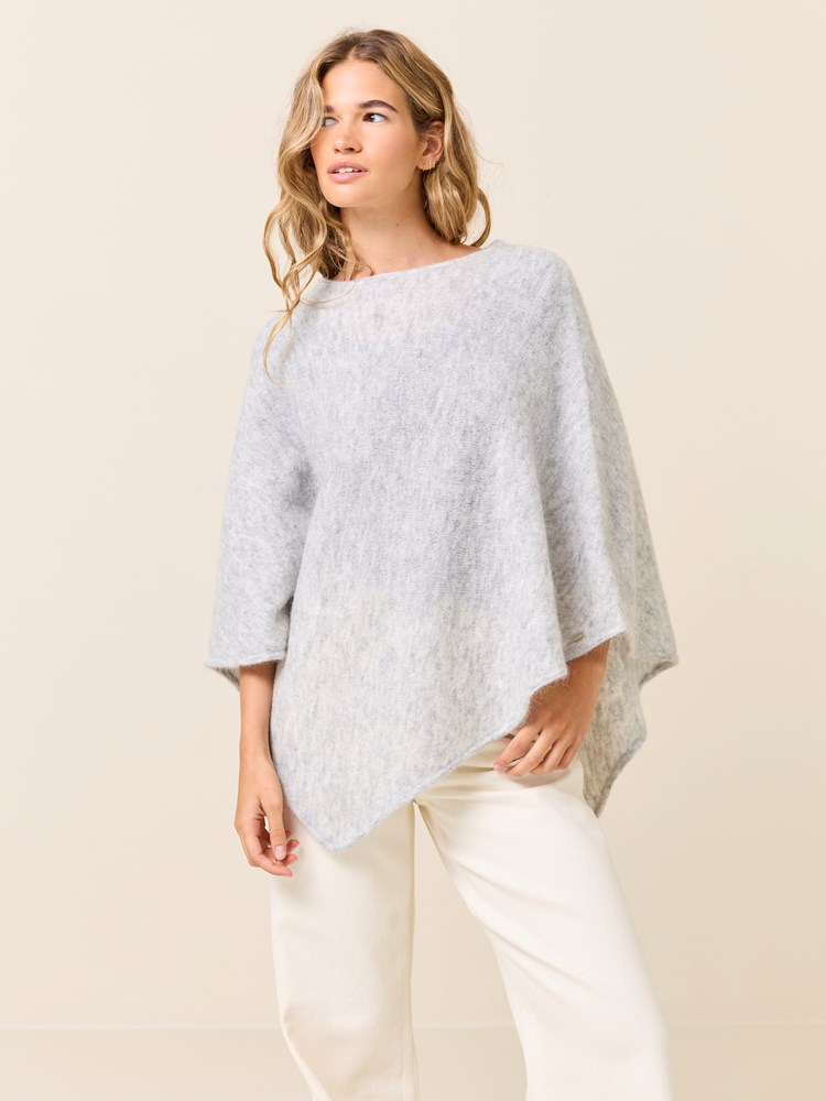 Lone poncho 7510276_IEB-JEANPAUL-W24-Modell-Front_7872_Lone poncho IEB_Lone poncho IEB 7510276.jpg_Front