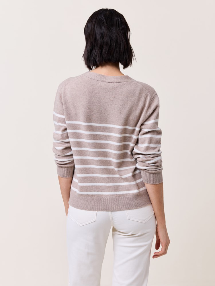 Vita stripet merinocardigan 7510296_AGP-MARIEPHILIPPE-S25-Modell-Back_chn=match_1465_Vita stripet merinocardigan AGP_Vita stripet merinocardigan AGP 7510296.jpg_Back