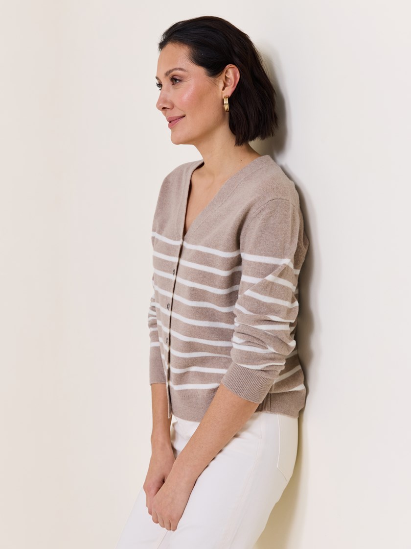 7510296 AGP 7510296_AGP-MARIEPHILIPPE-S25-Modell-Front_chn=match_4487_Vita stripet merinocardigan AGP_Vita stripet merinocardigan AGP 7510296.jpg_Front