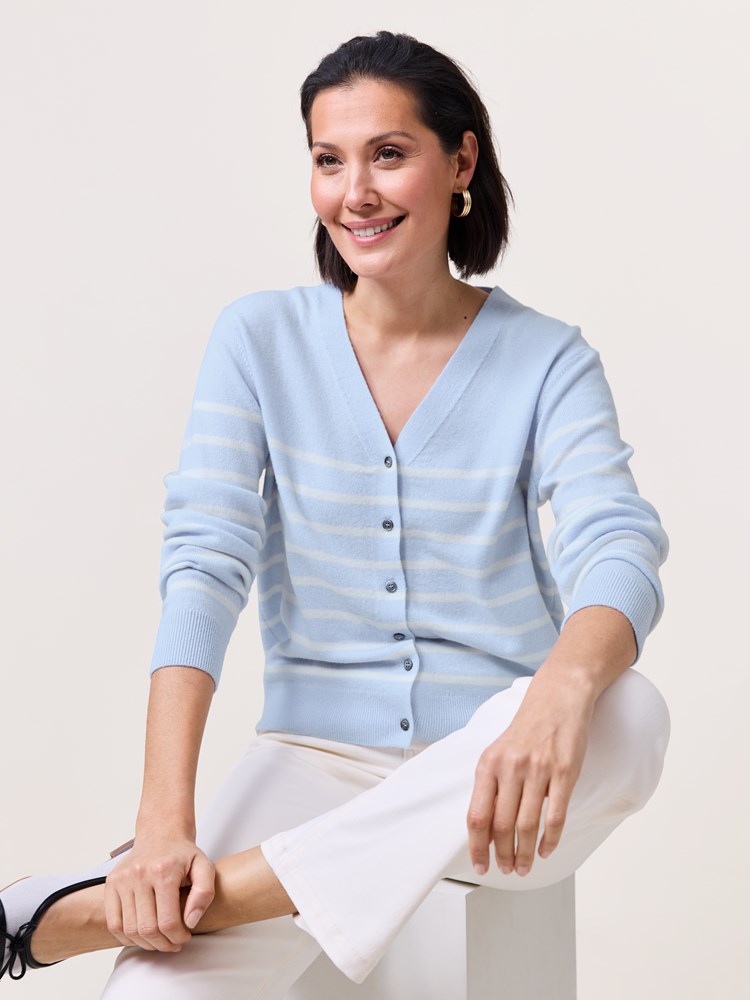 Vita stripet merinocardigan 7510296_S48-MARIEPHILIPPE-S25-Modell-Front_chn=match_4945_Vita stripet merinocardigan S48_Vita stripet merinocardigan S48 7510296.jpg_Front