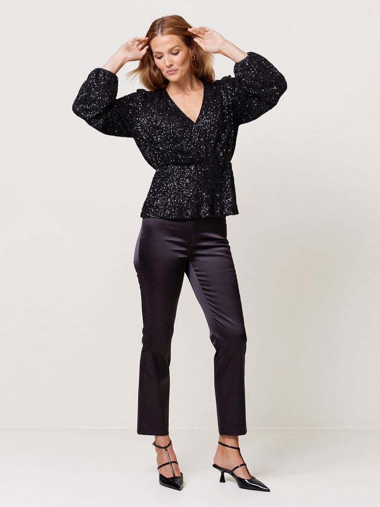 Lena topp 7510308_CAB-MARIEPHILIPPE-W24-Modell-Front_chn=match_9661_Lena topp CAB_Lena topp CAB 7510308.jpg_Front||Front