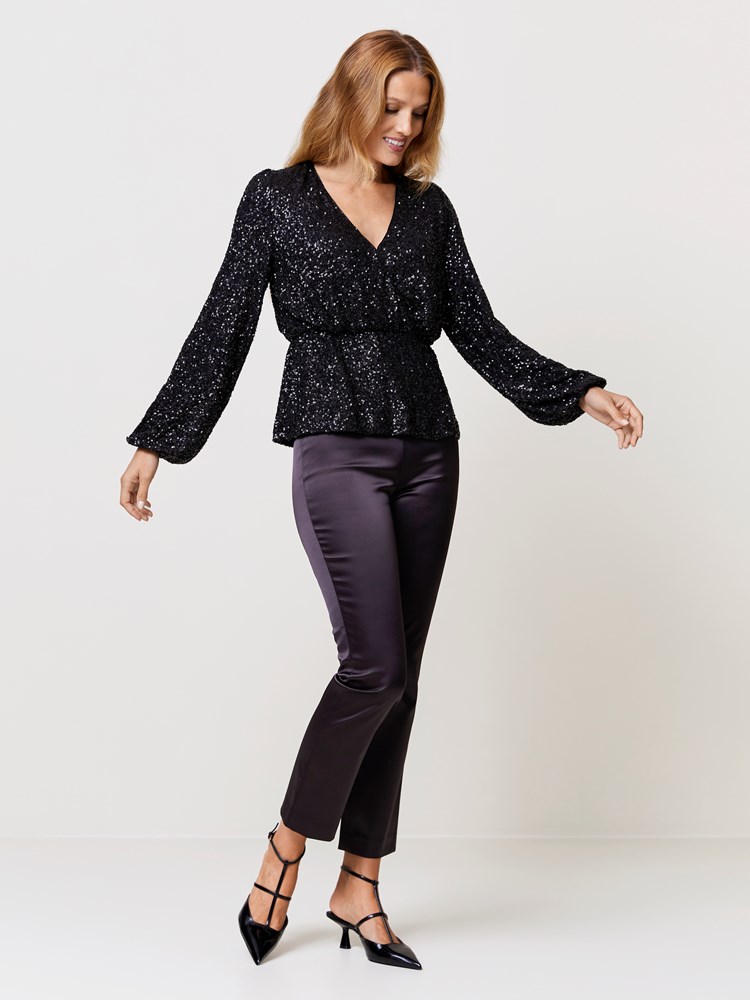 Lena topp 7510308_CAB-MARIEPHILIPPE-W24-Modell-Front_chn=match_9664_Lena topp CAB_Lena topp CAB 7510308.jpg_Front||Front