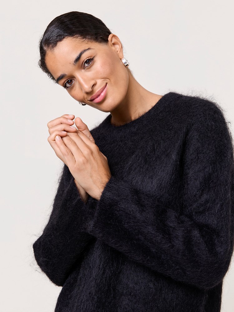 Elyse genser 7510341_CAB-DONNA-W24-Modell-Front_chn=match_1140_Elyse genser CAB_Elyse genser CAB 7510341.jpg_