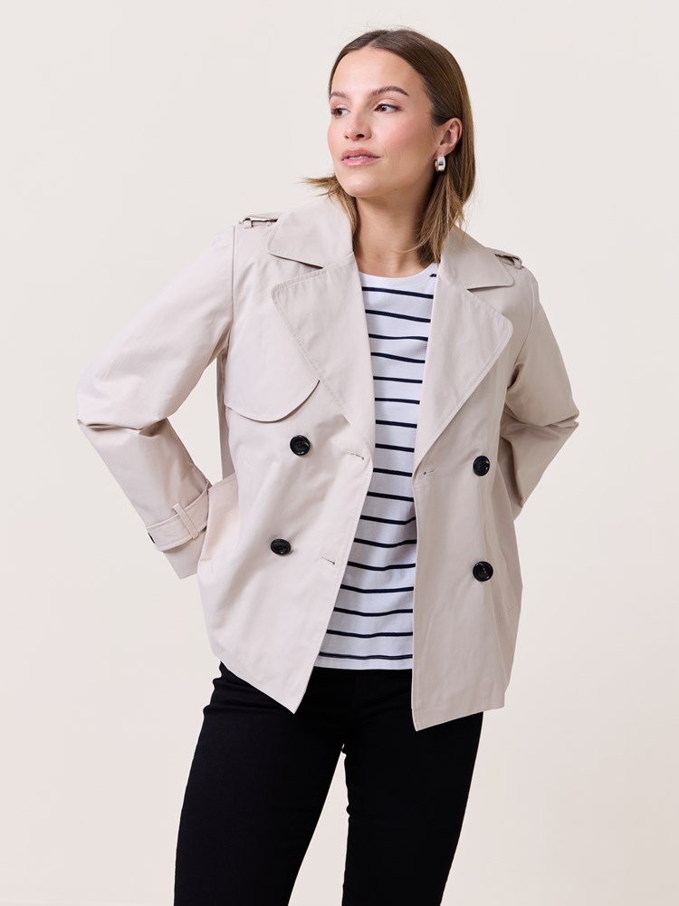 Mila kort trench 7510358_A9S-VAVITE-S25-Modell-Front_chn=match_41_Mila kort trench A9S_Mila kort trench A9S 7510358.jpg_