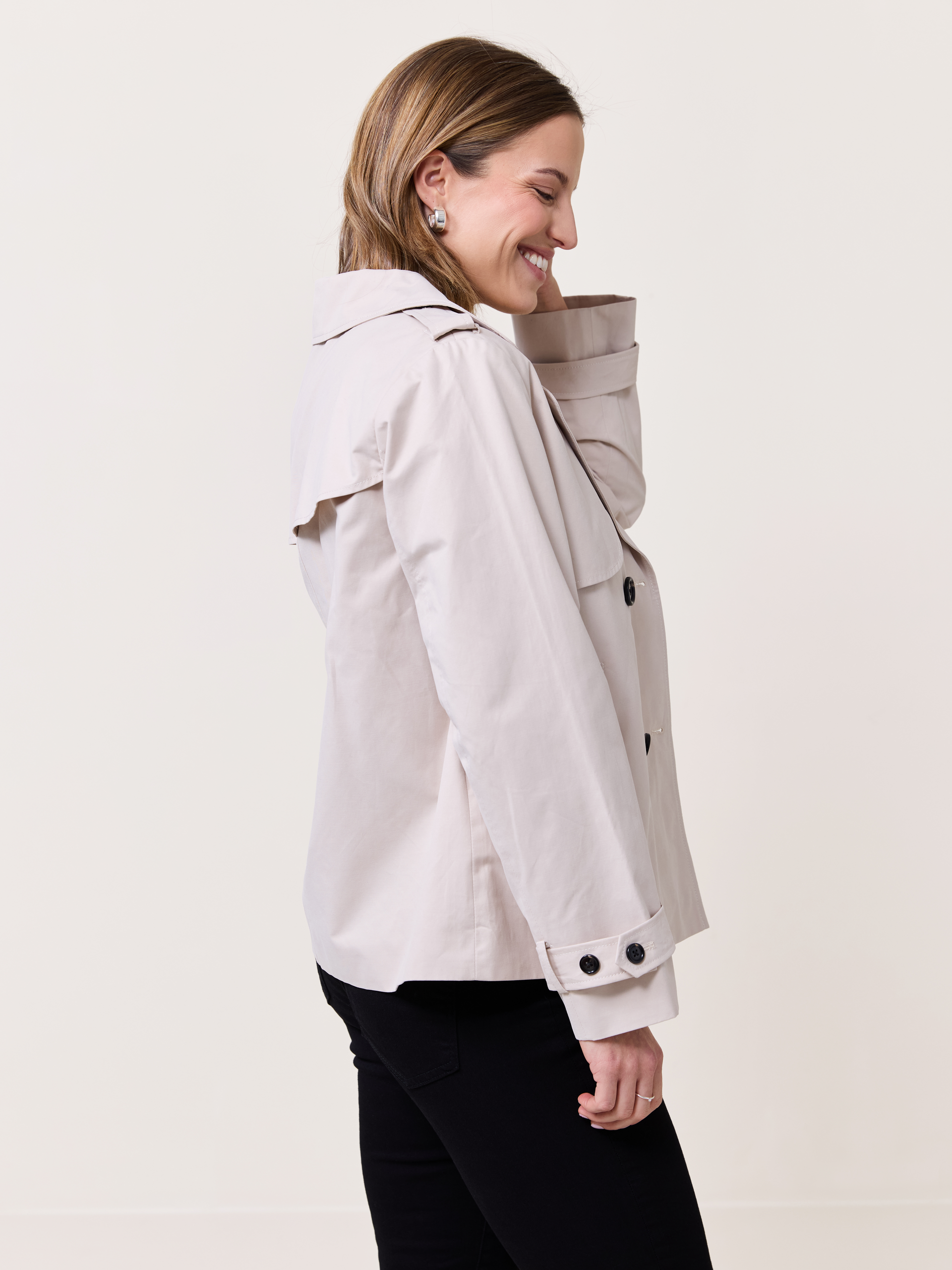 Mila kort trench 7510358_A9S-VAVITE-S25-Modell-Right_chn=match_4657_Mila kort trench A9S_Mila kort trench A9S 7510358.jpg_