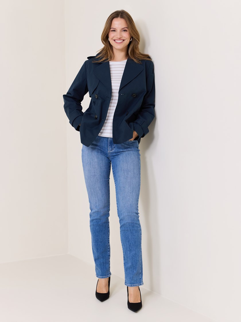 7510358 EM1 7510358_EM1-VAVITE-S25-Modell-Front_chn=match_4437_Mila kort trench EM1.jpg_Front