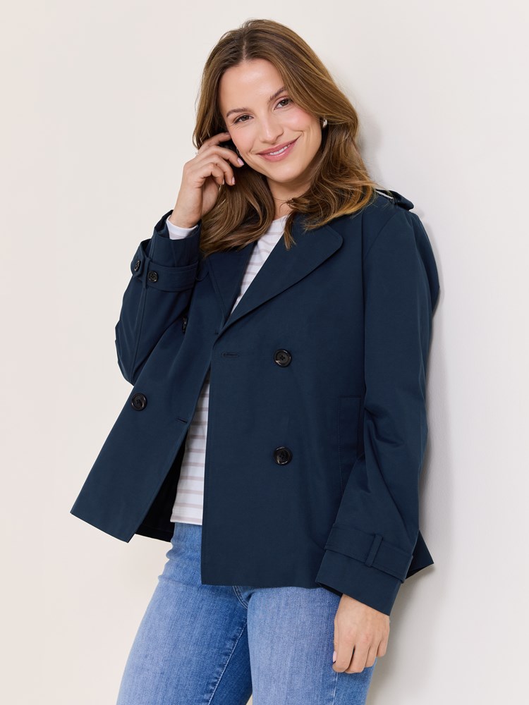 Mila kort trench 7510358_EM1-VAVITE-S25-Modell-Left_chn=match_9592_Mila kort trench EM1_Mila kort trench EM1 7510358.jpg_Left