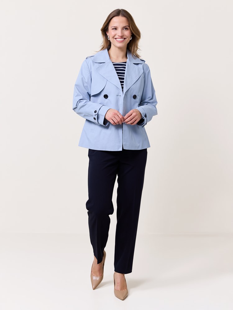 Mila kort trench 7510358_S48-VAVITE-S25-Modell-Front_chn=match_301_Mila kort trench S48_Mila kort trench S48 7510358.jpg_