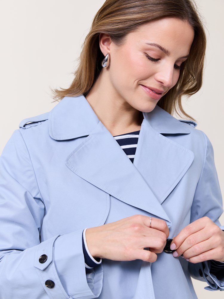 Mila kort trench 7510358_S48-VAVITE-S25-Modell-Left_chn=match_3189_Mila kort trench S48_Mila kort trench S48 7510358.jpg_