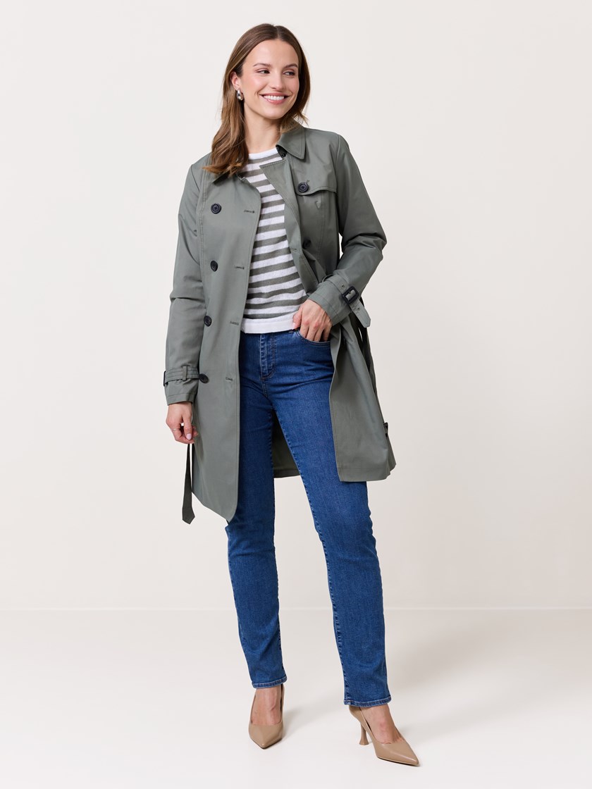 7510369 GUC 7510369_GJW-VAVITE-S25-Modell-Front_chn=match_5605_GUC_Mila trench GUC.jpg_