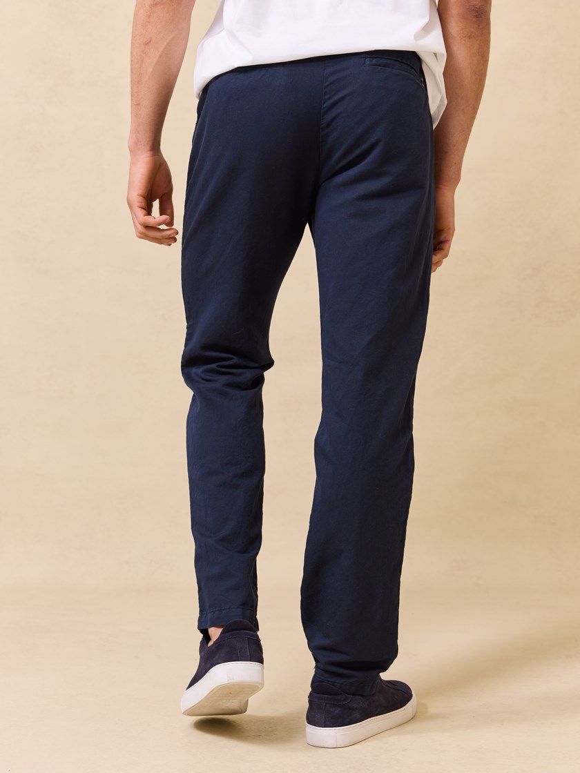7510402 EM6 7510402_EM6-JEANPAUL-S25-Modell-Front_3292_Liam colino chino EM6.jpg_
