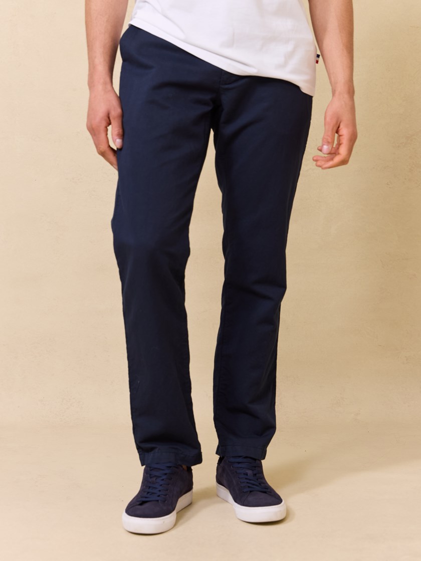 7510402 EM6 7510402_EM6-JEANPAUL-S25-Modell-Front_5411_Liam colino chino EM6.jpg_Front||Front