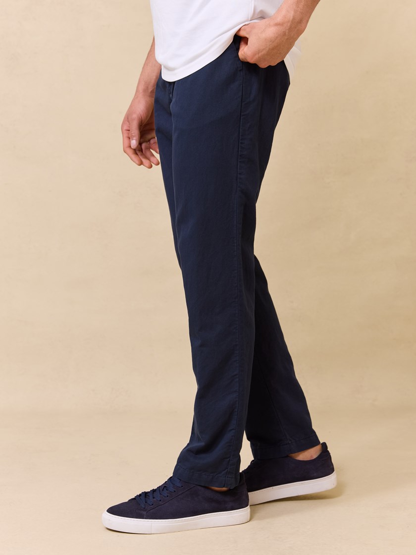 7510402 EM6 7510402_EM6-JEANPAUL-S25-Modell-Front_7788_Liam colino chino EM6.jpg_