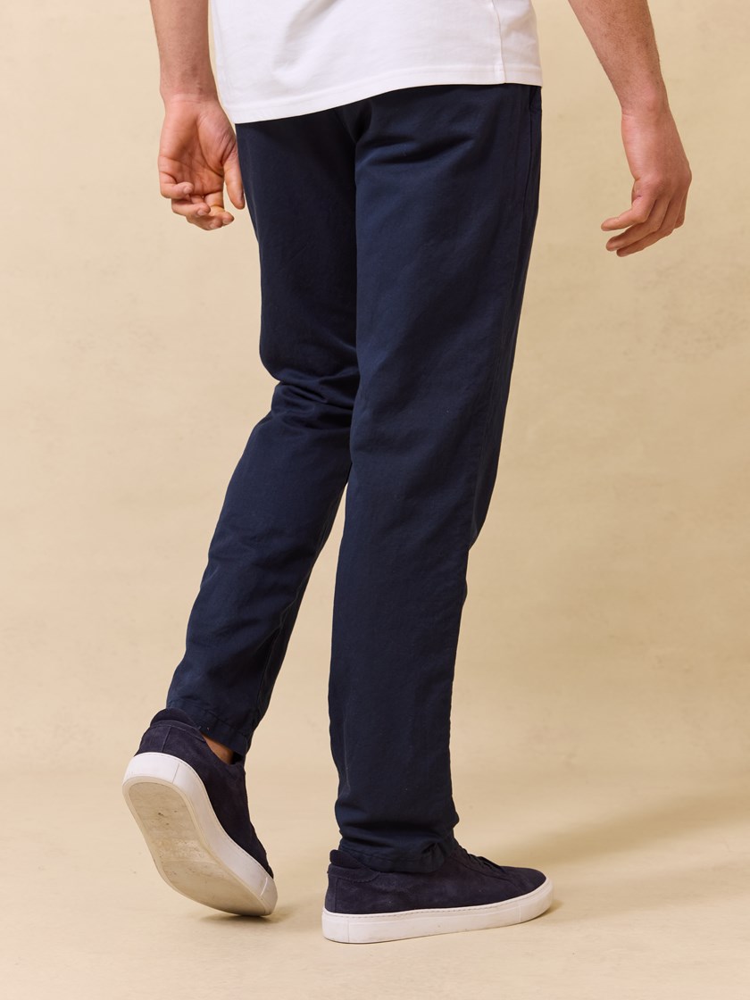7510402 EM6 7510402_EM6-JEANPAUL-S25-Modell-Front_8237_Liam colino chino EM6.jpg_