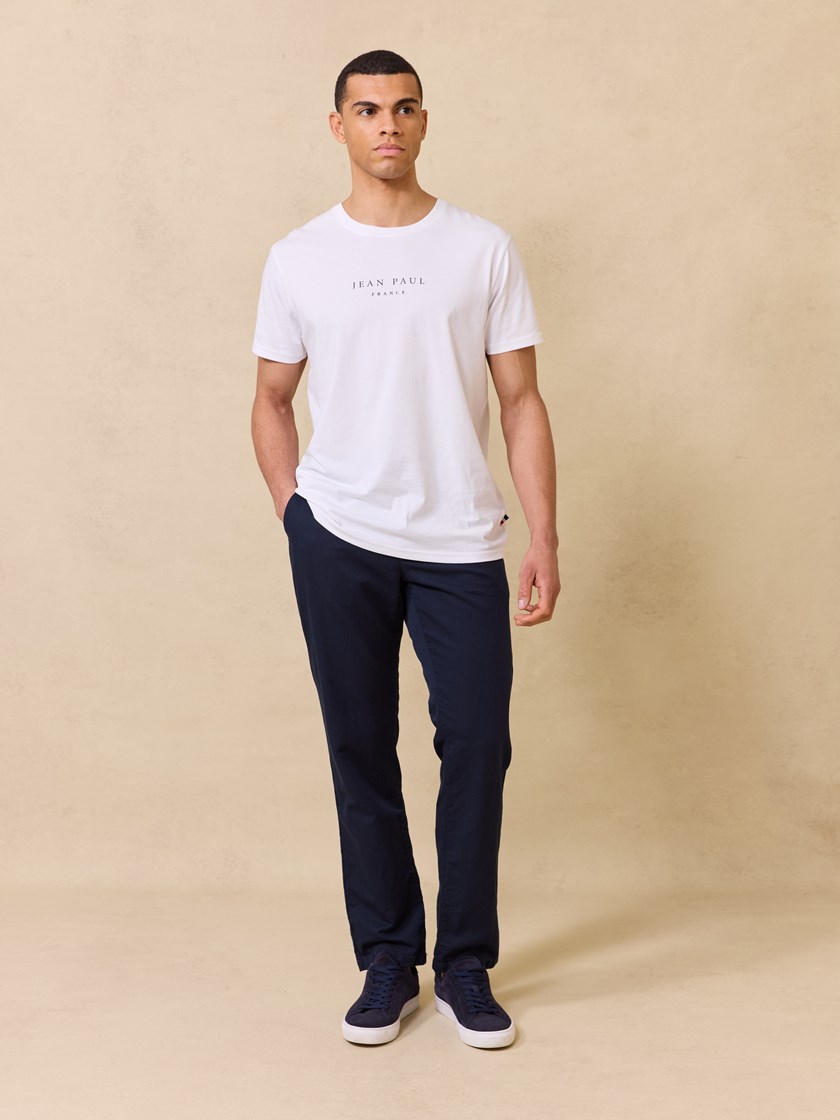 7510402 EM6 7510402_EM6-JEANPAUL-S25-Modell-Front_8814_Liam colino chino EM6.jpg_