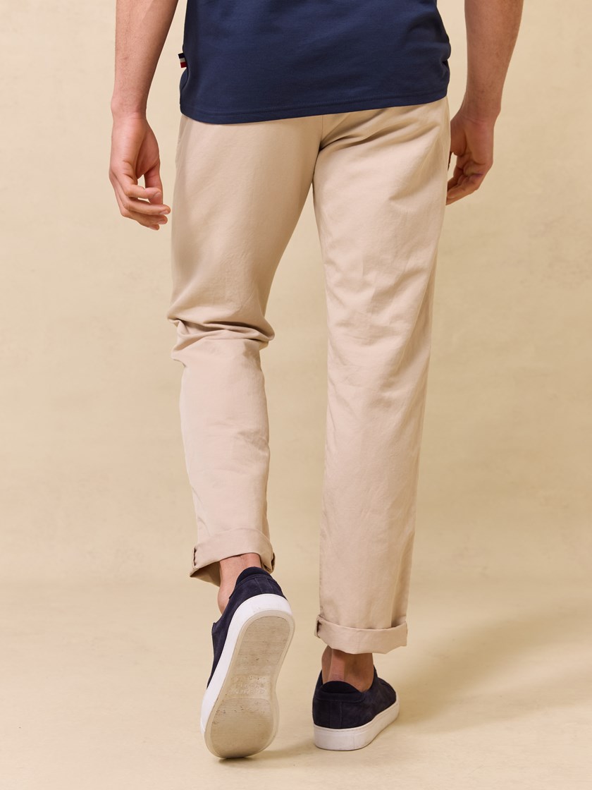 7510402 I4Y 7510402_I4Y-JEANPAUL-S25-Modell-Front_4573_Liam colino chino I4Y.jpg_