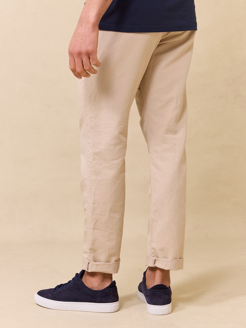 7510402 I4Y 7510402_I4Y-JEANPAUL-S25-Modell-Front_4583_Liam colino chino I4Y.jpg_