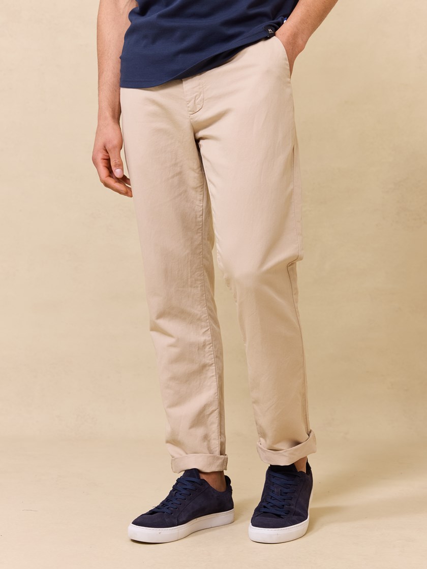 7510402 I4Y 7510402_I4Y-JEANPAUL-S25-Modell-Front_6117_Liam colino chino I4Y.jpg_