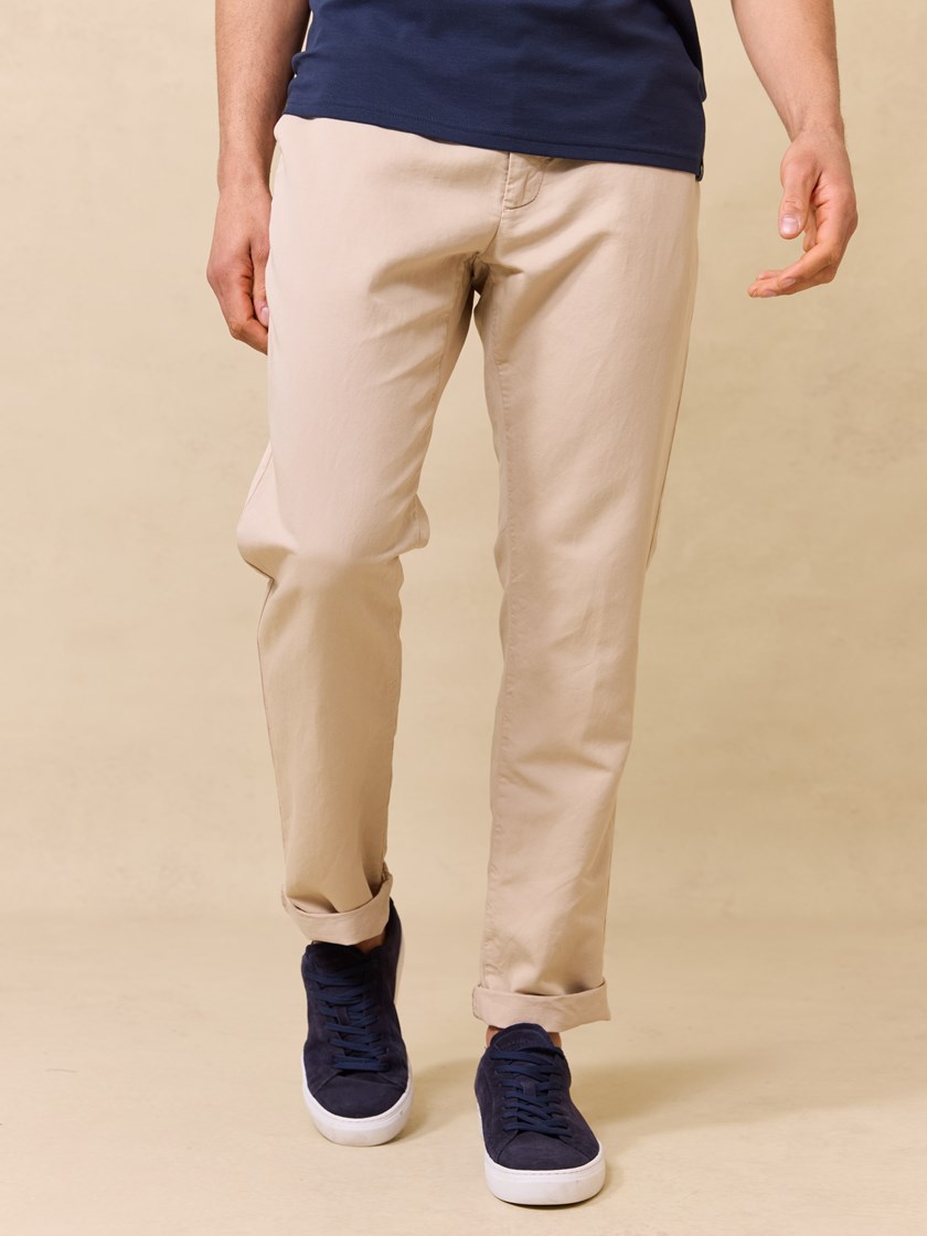 7510402 I4Y 7510402_I4Y-JEANPAUL-S25-Modell-Front_9610_Liam colino chino I4Y.jpg_
