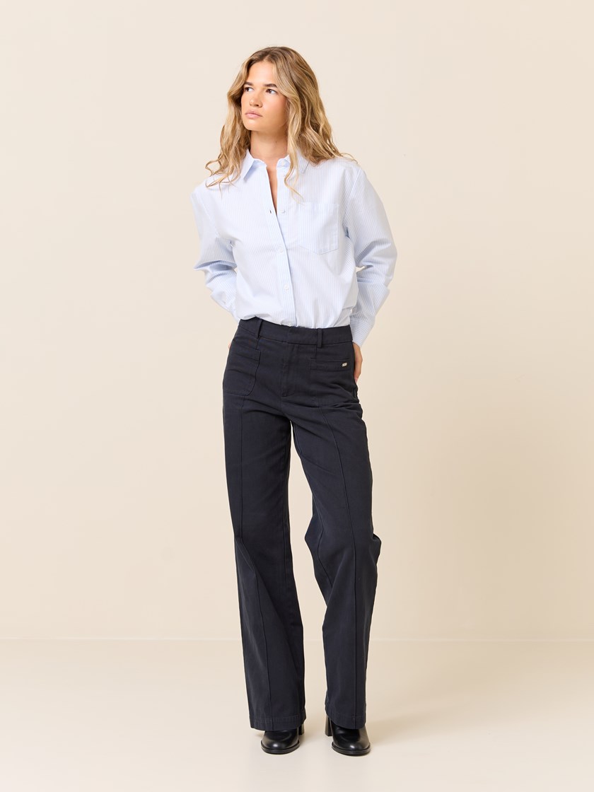 7510403 EN3 7510403_MJW-JEANPAUL-S25-Modell-Front_884_Caro stripet skjorte EN3.jpg_