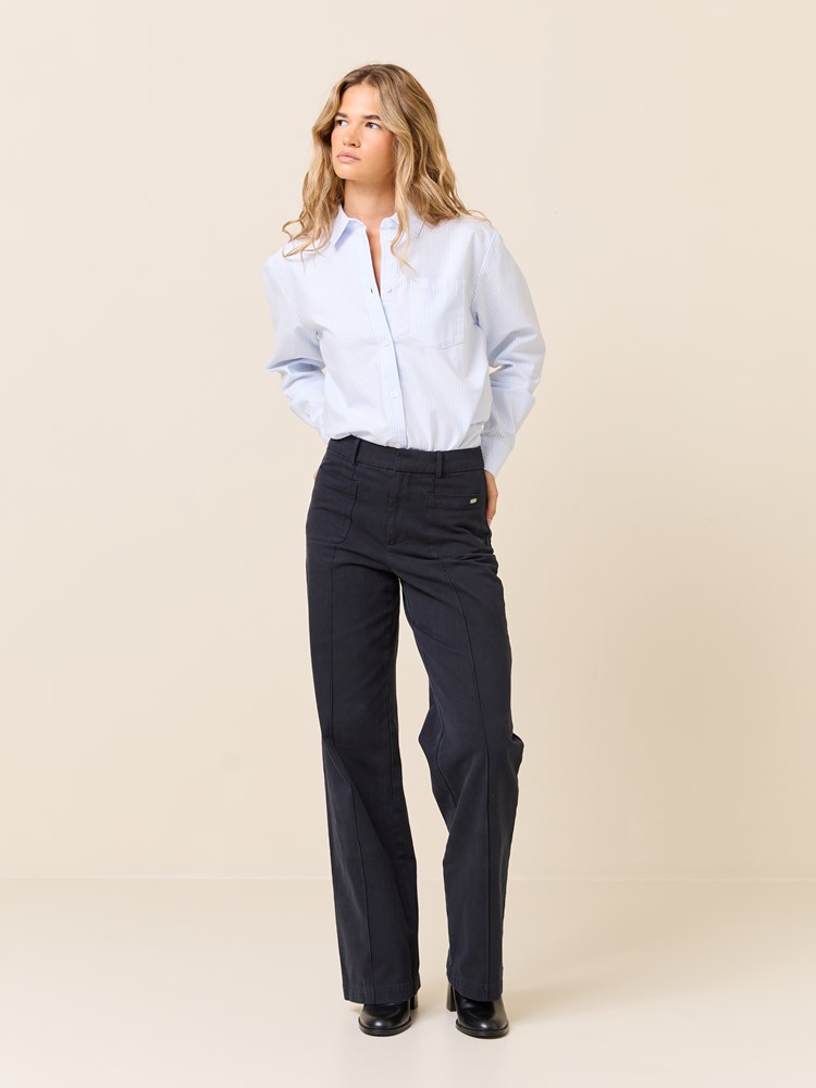 Caro stripet skjorte 7510403_MJW-JEANPAUL-S25-Modell-Front_884_Caro stripet skjorte EN3_Caro stripet skjorte EN3 7510403.jpg_