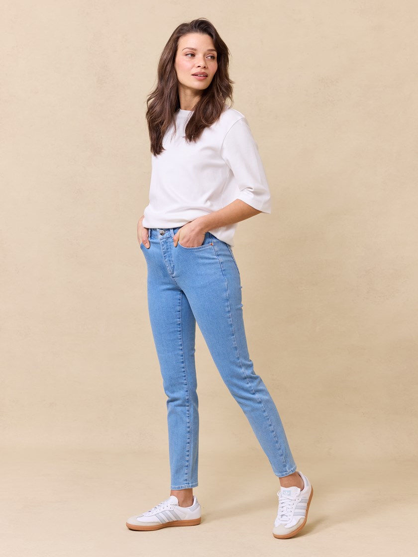 7510419 DAE 7510419_DAE-JEANPAUL-S25-Modell-Front_1785_Sabine cropped jeans DAE.jpg_