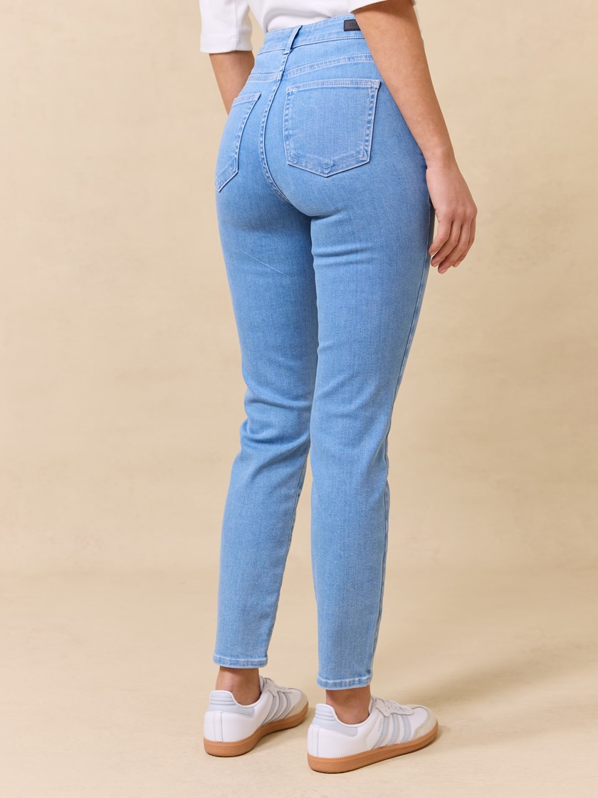 7510419 DAE 7510419_DAE-JEANPAUL-S25-Modell-Front_2866_Sabine cropped jeans DAE.jpg_