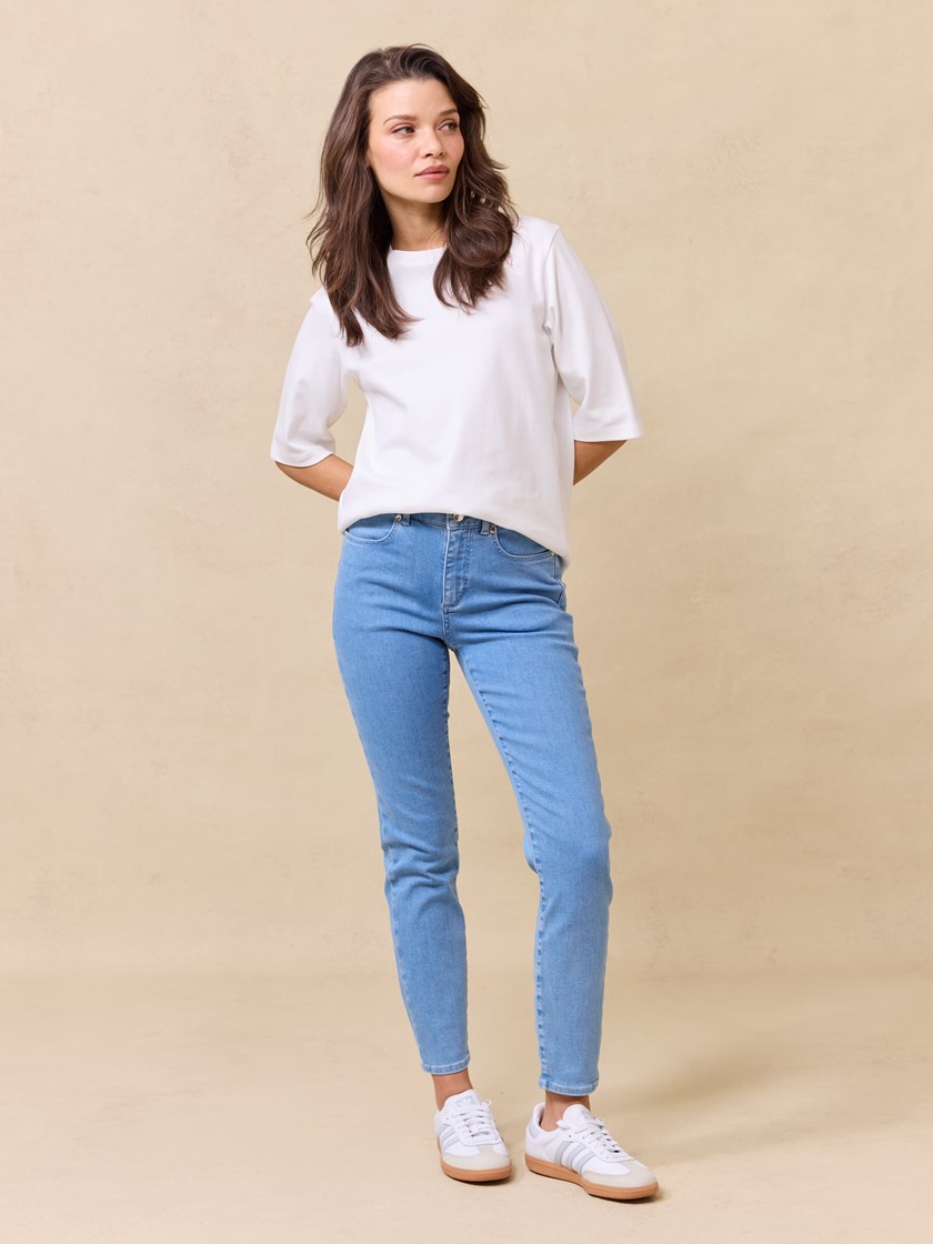 7510419 DAE 7510419_DAE-JEANPAUL-S25-Modell-Front_7216_Sabine cropped jeans DAE.jpg_