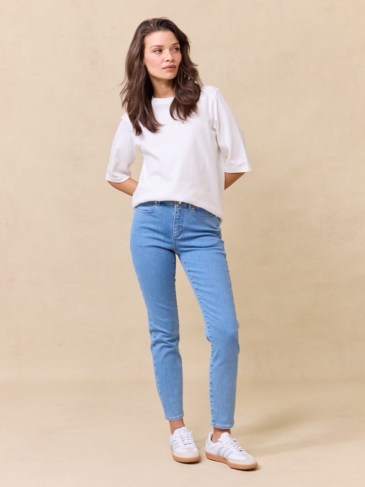 Sabine cropped jeans 7510419_DAE-JEANPAUL-S25-Modell-Front_7216_Sabine cropped jeans DAE_Sabine cropped jeans DAE 7510419.jpg_