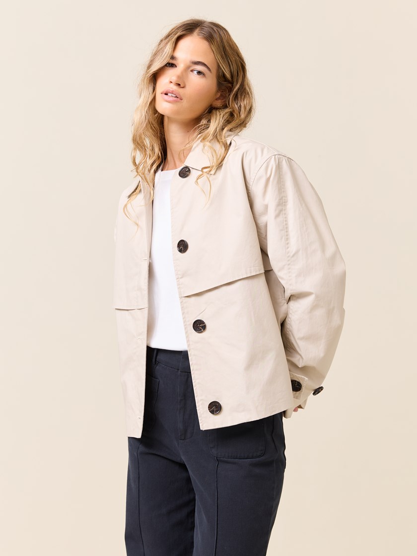 7510450 I4C 7510450_I4C-JEANPAUL-S25-Modell-Front_2883_Anniken kort trench I4C_Anniken kort trench I4C 7510450.jpg_Front||Front